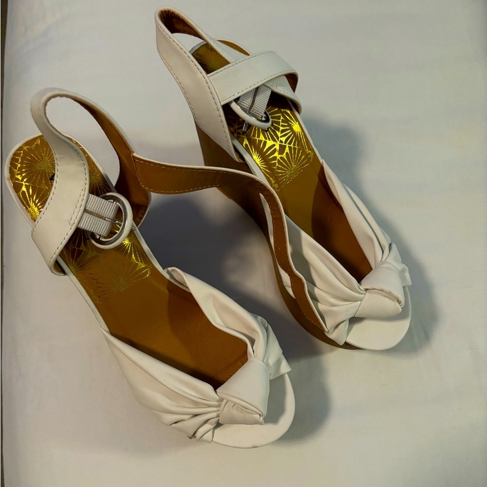 VENUS adorable white wedges. NEVER WORN. NEW without tags.